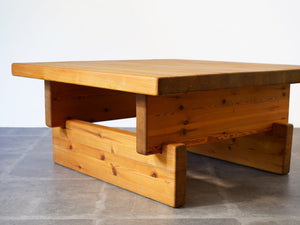 スウェーデンデザインのセンターテーブル 北欧デザイン ローテーブル  パイン無垢材の板を組み合わせている