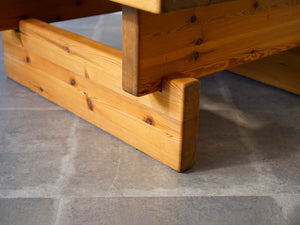 スウェーデンデザインのセンターテーブル 北欧デザイン ローテーブル 分厚い板の組み木のよう