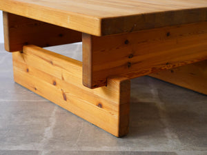 スウェーデンデザインのセンターテーブル 北欧デザイン ローテーブル 釘を使わず組み立てている