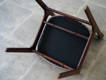画像をギャラリービューアに読み込む, エリック・バックのダイニングチェア グレー布張り Erik Buch Model 49 Chair 北欧デザインの椅子　椅子の裏面

