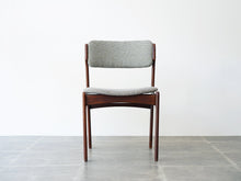 画像をギャラリービューアに読み込む, エリック・バックのダイニングチェア グレー布張り Erik Buch Model 49 Chair 北欧デザインの椅子　椅子の正面
