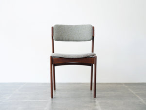 エリック・バックのダイニングチェア グレー布張り Erik Buch Model 49 Chair 北欧デザインの椅子　椅子の正面