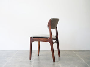 エリック・バックのダイニングチェア グレー布張り Erik Buch Model 49 Chair 北欧デザインの椅子　椅子の側面