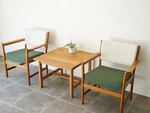 画像をギャラリービューアに読み込む, Danish Design Oak Armchair Illums Bolighus Kjellerup Vaeveri デンマークデザイン オーク材 ウール張り アームチェアとテーブル
