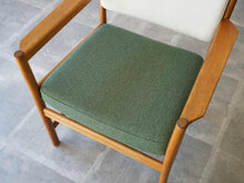 画像をギャラリービューアに読み込む, Danish Design Oak Armchair Illums Bolighus Kjellerup Vaeveri デンマークデザイン オーク材 ウール張り アームチェアの座面
