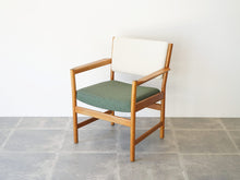 画像をギャラリービューアに読み込む, Danish Design Oak Armchair Illums Bolighus Kjellerup Vaeveri デンマークデザイン オーク材 ウール張り アームチェアのやや上から
