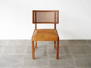 リーグモル・アンデルセン 北欧インテリア Rigmor Andersen chair 籐の背もたれと革張りの座面の椅子 ビンテージチェア 椅子の正面やや上から