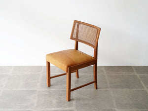 リーグモル・アンデルセン 北欧インテリア Rigmor Andersen chair 籐の背もたれと革張りの座面の椅子 ビンテージチェア 椅子のやや上から
