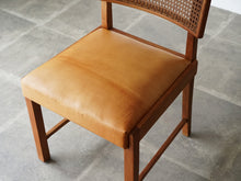 画像をギャラリービューアに読み込む, リーグモル・アンデルセン 北欧インテリア Rigmor Andersen chair 籐の背もたれと革張りの座面の椅子 ビンテージチェア 椅子の座面 線が入っている
