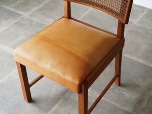 リーグモル・アンデルセン 北欧インテリア Rigmor Andersen chair 籐の背もたれと革張りの座面の椅子 ビンテージチェア 椅子の座面 線が入っている