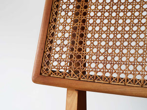リーグモル・アンデルセン 北欧インテリア Rigmor Andersen chair 籐の背もたれと革張りの座面の椅子 ビンテージチェア 椅子の背のたれは美しい籐編み 左下