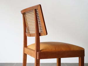 リーグモル・アンデルセン 北欧インテリア Rigmor Andersen chair 籐の背もたれと革張りの座面の椅子 ビンテージチェア 椅子の側面　斜めのフレーム
