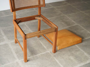 リーグモル・アンデルセン 北欧インテリア Rigmor Andersen chair 籐の背もたれと革張りの座面の椅子 ビンテージチェア 椅子の座面を取り外した様子