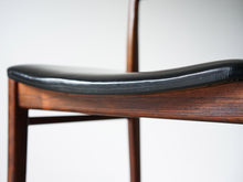 画像をギャラリービューアに読み込む, ヘンリー・ロゼングレン・ハンセン ローズウッドのダイニングチェア 黒レザー張りの椅子 Henry Rosengren Hansen Model59 北欧ビンテージチェアの座面の曲線
