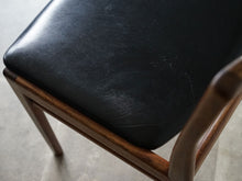 画像をギャラリービューアに読み込む, ヘンリー・ロゼングレン・ハンセン ローズウッドのダイニングチェア 黒レザー張りの椅子 Henry Rosengren Hansen Model59 北欧ビンテージチェアのレザーに傷や擦れ
