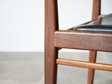 画像をギャラリービューアに読み込む, ヘンリー・ロゼングレン・ハンセン ローズウッドのダイニングチェア 黒レザー張りの椅子 Henry Rosengren Hansen Model59 北欧ビンテージチェアのフレーム
