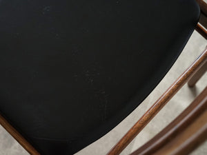 ヘンリー・ロゼングレン・ハンセン ローズウッドのダイニングチェア 黒レザー張りの椅子 Henry Rosengren Hansen Model59 北欧ビンテージチェアのレザーに傷や擦れ