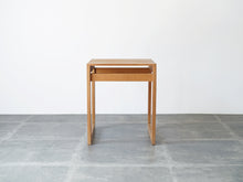 画像をギャラリービューアに読み込む, 北欧デザインの木製のミニテーブル
