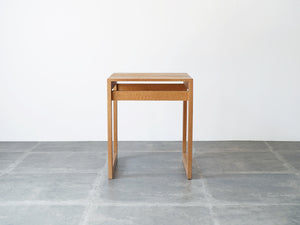 北欧デザインの木製のミニテーブル