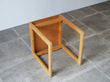 画像をギャラリービューアに読み込む, 北欧デザインの木製のミニテーブルの裏面

