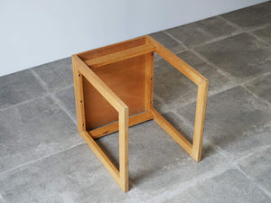 北欧デザインの木製のミニテーブルの裏面