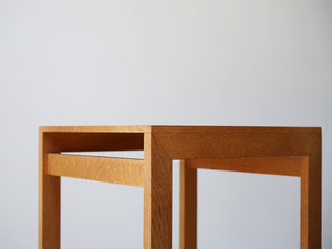北欧デザインの木製のミニテーブルの角