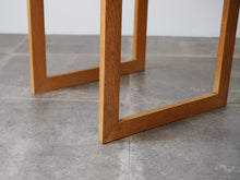 画像をギャラリービューアに読み込む, 北欧デザインの木製のミニテーブルの脚　
