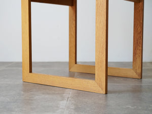 北欧デザインの木製のミニテーブルの脚