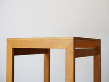 画像をギャラリービューアに読み込む, 北欧デザインの木製のミニテーブルの側面

