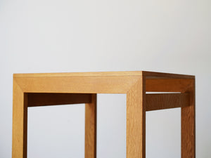 北欧デザインの木製のミニテーブルの側面
