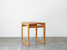 画像をギャラリービューアに読み込む, 北欧デザインの木製のミニテーブル
