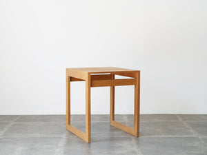 北欧デザインの木製のミニテーブル