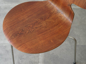 アルネ・ヤコブセンのアントチェア ローズウッドの三本脚 アントチェアの座面の木目が美しい