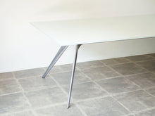 画像をギャラリービューアに読み込む, Todd Bracher Fritz Hansen T-No.1 glass tableトッド・ブレイチャー フリッツハンセン製 大きなガラステーブル 会議テーブルおしゃれ デザイナーズテーブル 10人用 白いガラス天板とスチールの脚
