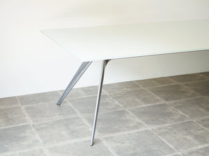 Todd Bracher Fritz Hansen T-No.1 glass tableトッド・ブレイチャー フリッツハンセン製 大きなガラステーブル 会議テーブルおしゃれ デザイナーズテーブル 10人用 白いガラス天板とスチールの脚