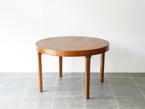 マホガニー材の北欧デザインのダイニングテーブル　丸テーブル