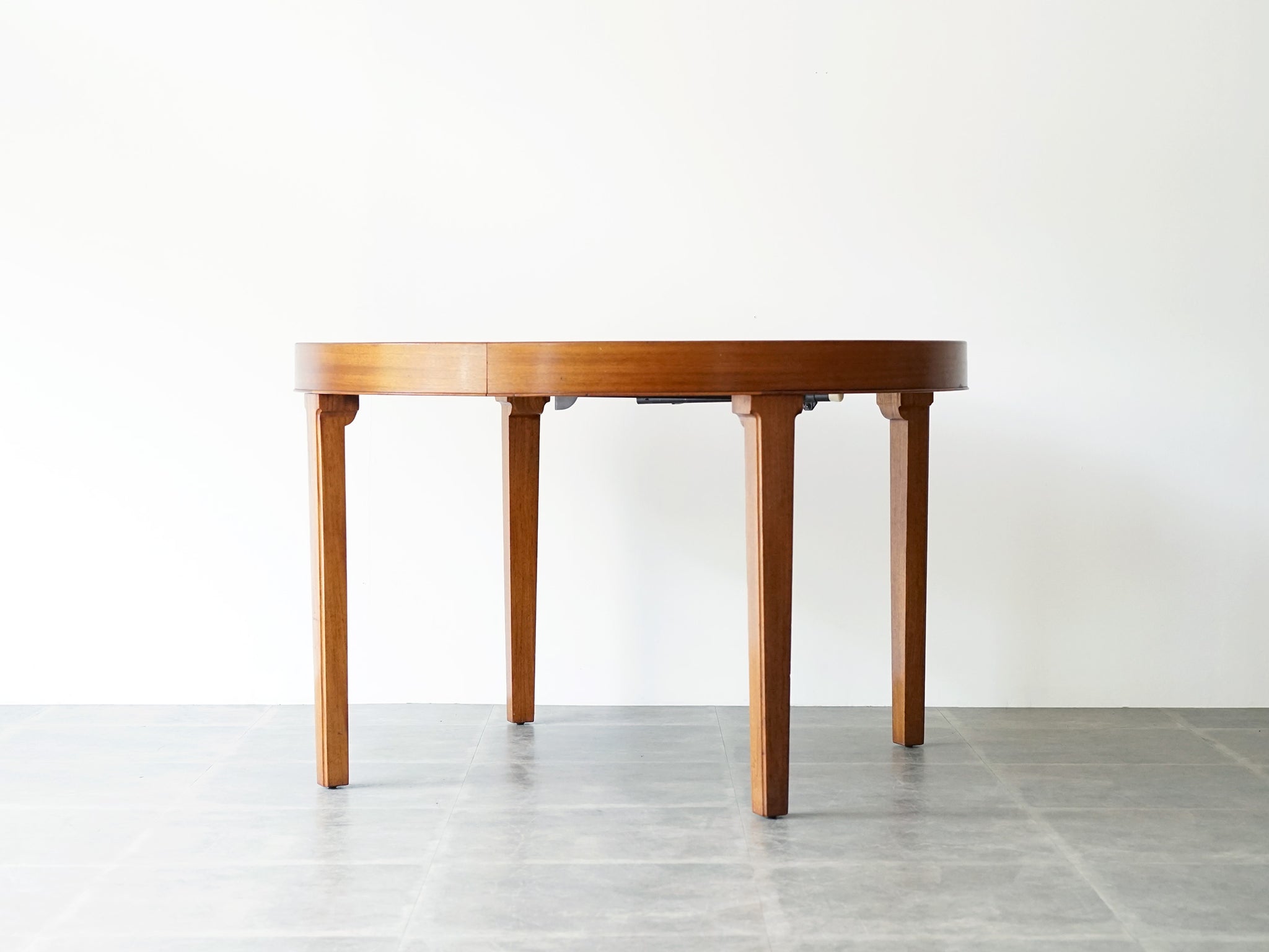 デンマークデザインのダイニング丸テーブル 高級木材マホガニー使用
