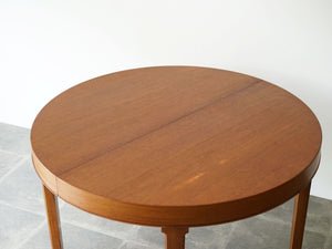 マホガニー材の北欧デザインのダイニングテーブルの天板