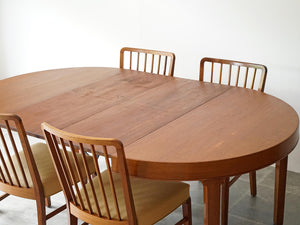 マホガニー材の北欧デザインのダイニングテーブルを延長した様子と椅子4脚