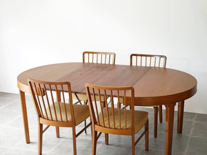 マホガニー材の北欧デザインのダイニングテーブルの延長した様子