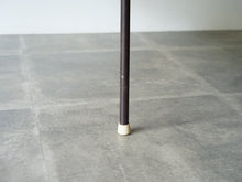 画像をギャラリービューアに読み込む, マホガニー材の北欧デザインのダイニングテーブルの補助脚
