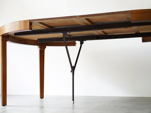 マホガニー材の北欧デザインのダイニングテーブルを延長した時に出す補助脚