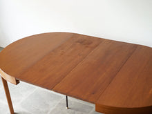 画像をギャラリービューアに読み込む, マホガニー材の北欧デザインのダイニングテーブルの延長板　色味に差があります
