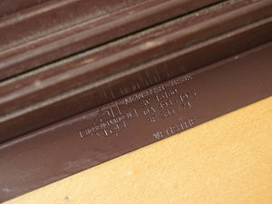 マホガニー材の北欧デザインのダイニングテーブルの刻印
