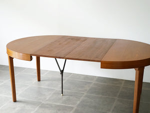 マホガニー材の北欧デザインのダイニングテーブルを延長した様子