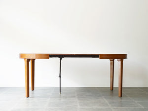 マホガニー材の北欧デザインのダイニングテーブルを延長した様子
