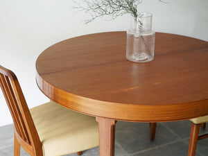 マホガニー材の北欧デザインのダイニングテーブル
