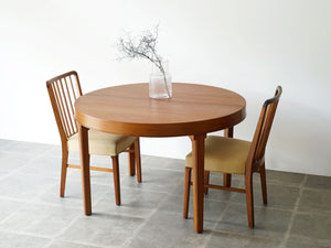 マホガニー材の北欧デザインのダイニングテーブルと椅子