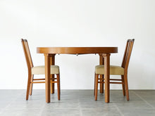 画像をギャラリービューアに読み込む, マホガニー材の北欧デザインのダイニングテーブルと椅子
