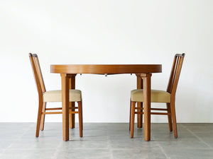 マホガニー材の北欧デザインのダイニングテーブルと椅子